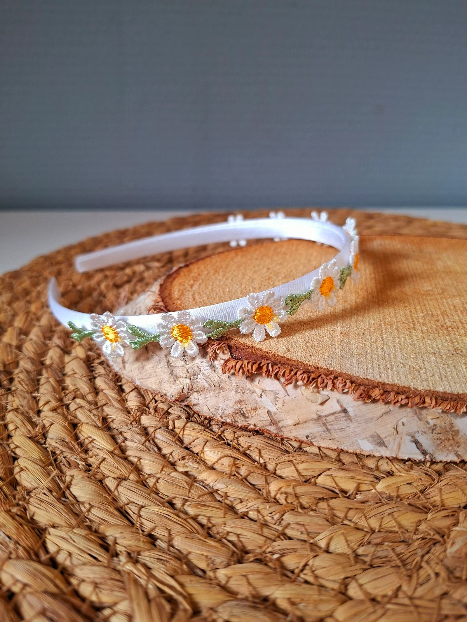Little flower tiara – white satin – photo 2